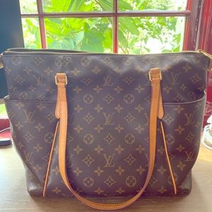 Louis Vuitton monogram leather shoulder bag